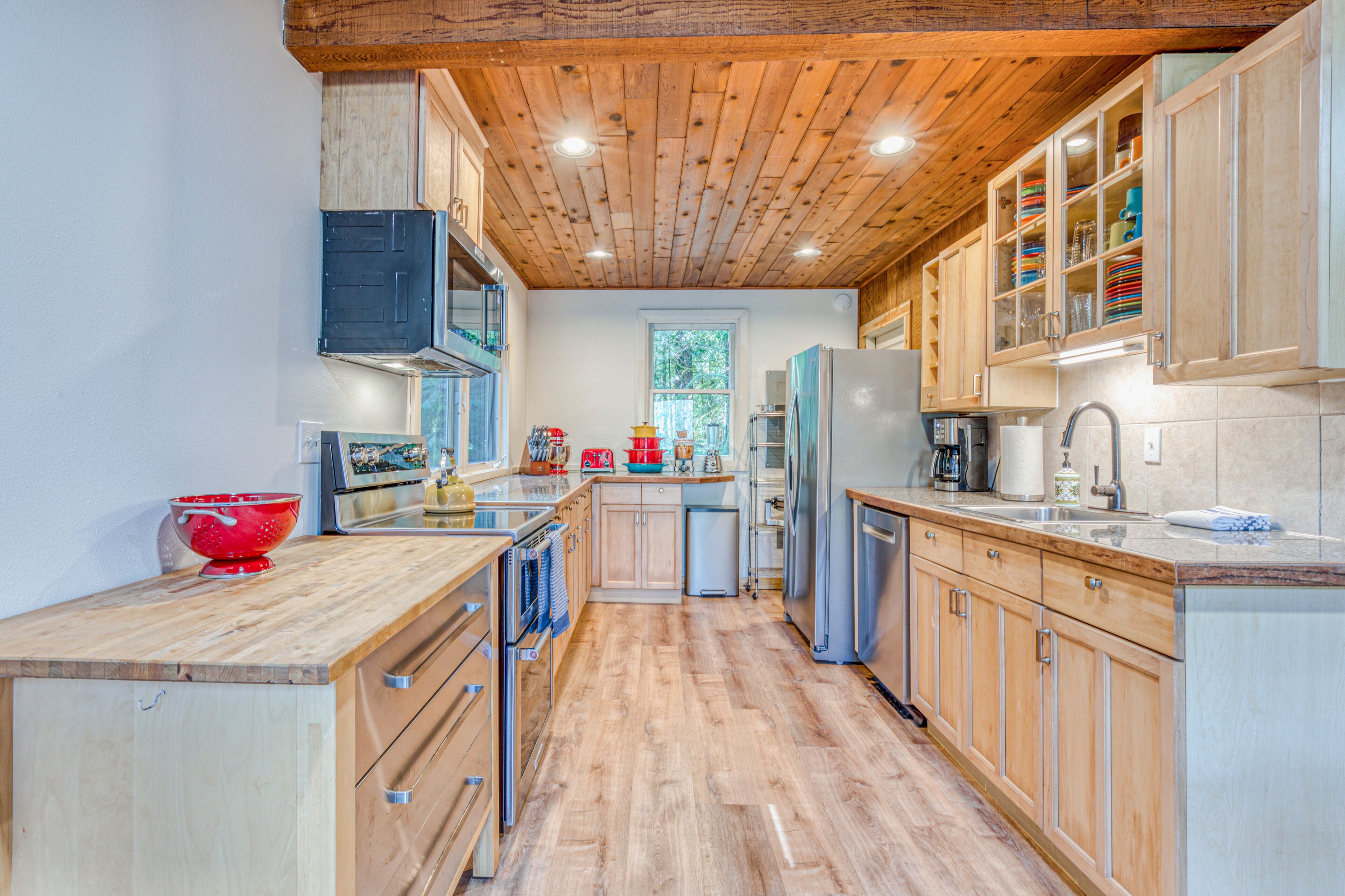 Jääkaappi, mikroaaltouuni, uuni, liesi