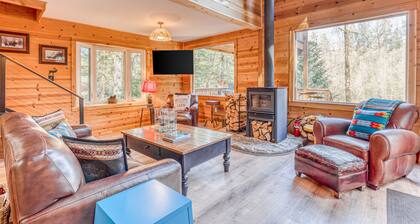 Fantastic river cabin near Mount Hood with private hot tub, firepit & wood stove
