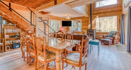 Fantastic river cabin near Mount Hood with private hot tub, firepit & wood stove