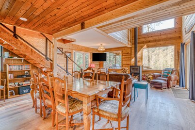 Fantastic river cabin near Mount Hood with private hot tub, firepit & wood stove
