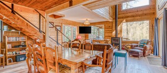 Fantastic river cabin near Mount Hood with private hot tub, firepit & wood stove