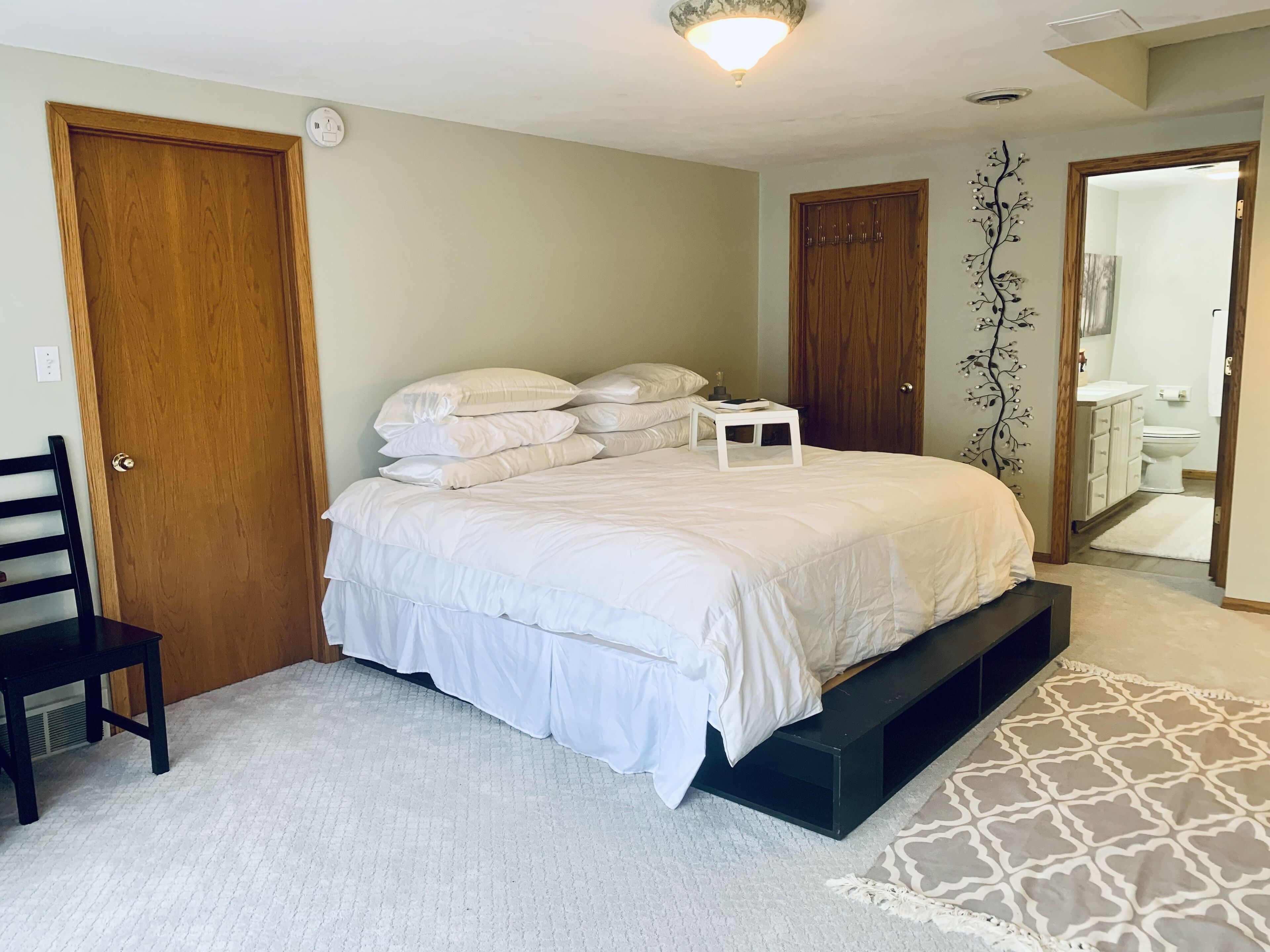 AMAZING!! Private Suite w Separate Entrance+Parking - 2-3 min walk to the Lake