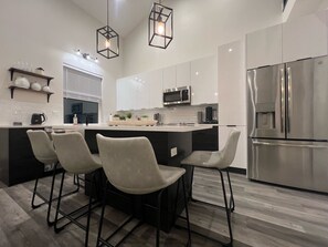 Frigorifero, microonde, forno, piano cottura