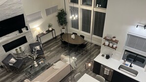 Un espace de vie moderne comprenant un canapé, une table à manger et un coin cuisine.