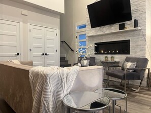 Smart TV, caminetto, libri