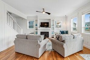 Televisión y chimenea 