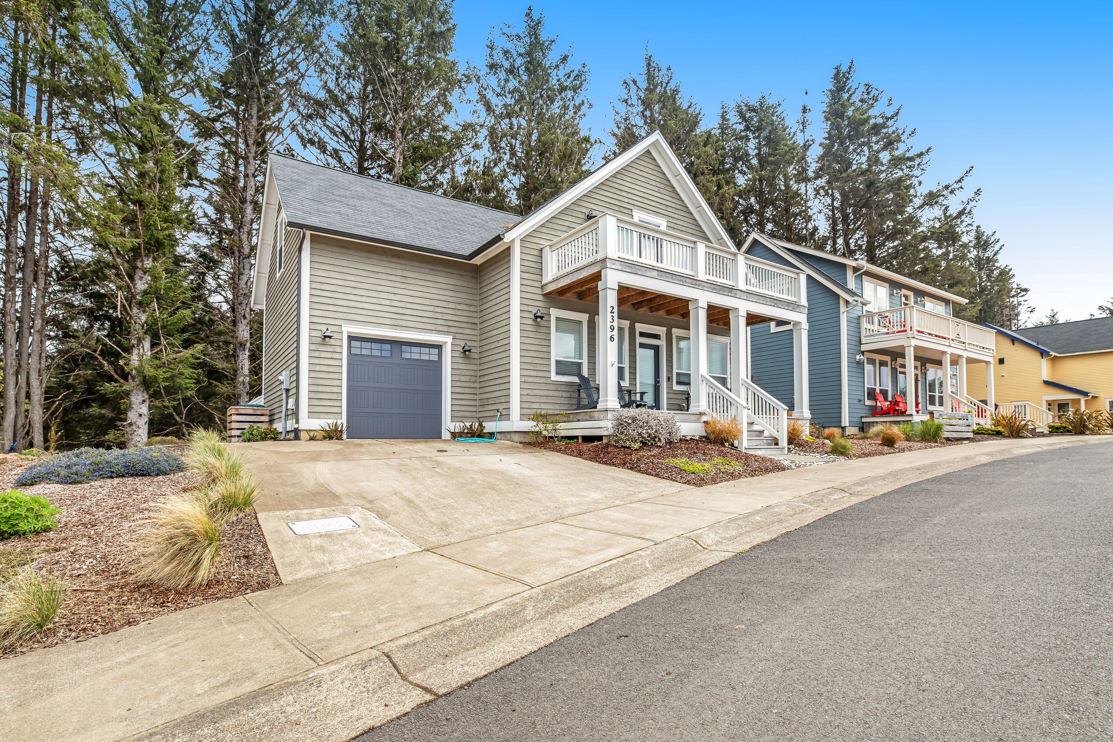 Oceanview home with WiFi, washer/dryer, gas fireplace, balcony