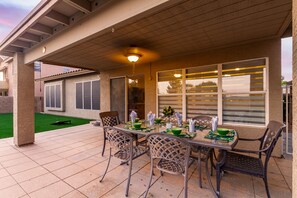 Outdoor dining - Refreshing Gilbert Pool Home! Sleeps 8! Family Fun! Disc. Avail. (Gilbert)