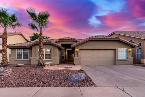Refreshing Gilbert Pool Home! Sleeps 8! Family Fun! Disc. Avail.