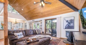 Smart TV, videojuegos, reproductor de DVD, libros