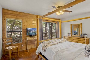 3 bedrooms, desk, WiFi, bed sheets