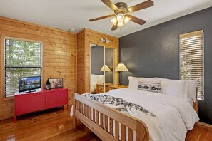 3 bedrooms, desk, WiFi, bed sheets - Elite Mountaintop Cabin - 2 Decks, Fire Pit, Loft & Pups! (Munds Park)