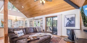 Smart TV, chimenea, videojuegos y reproductor de DVD 