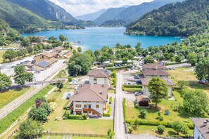 Ein Wohngebiet mit Häusern, einer Straße und einem See.