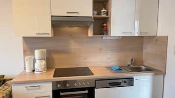 Mikrowelle, Ofen, GeschirrspĂŒler, Esstisch