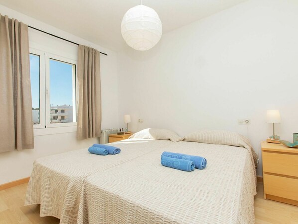 3 bedrooms, iron/ironing board, travel crib