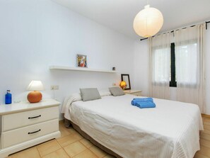 3 quartos, ferros/tábuas de passar roupa, berço de viagem