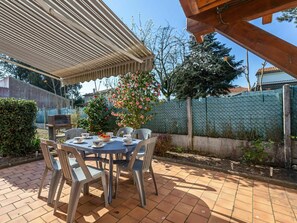 Outdoor dining - Wonderful  villa for 5 guests with WIFI, TV, terrace and pets allowed (Meschers-sur-gironde)