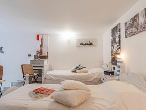1 bedroom, travel crib, free WiFi - Cosy apartment for 4 people with WIFI, pool, TV and balcony (Ventimiglia)