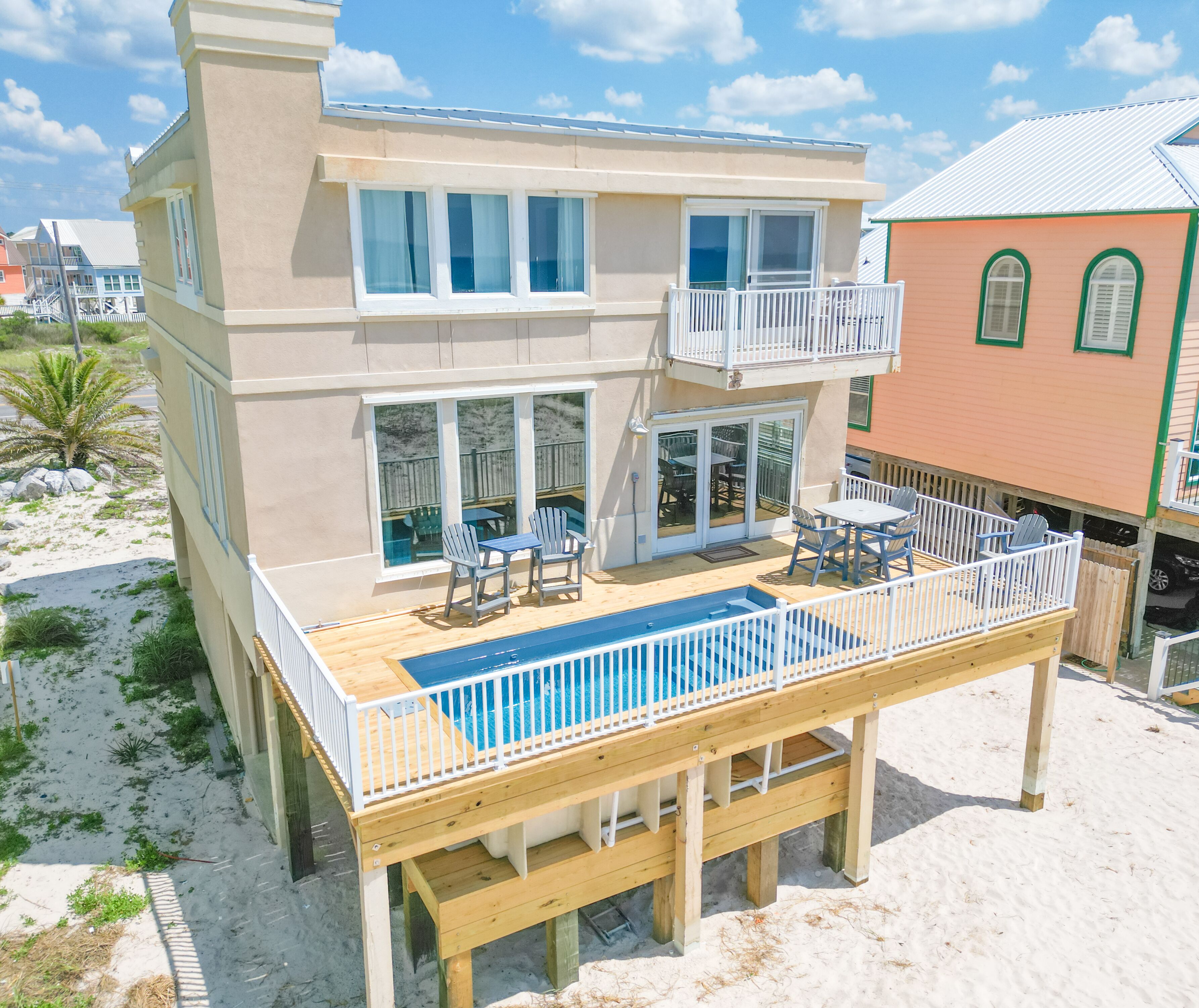 Beautiful beachfront pet-friendly home, saltwater pool, wake up to the beach, vi