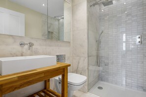 Hair dryer, towels - Sleek Fulham 1BR, 6 min walk to Putney Bridge, by Blueground (London)