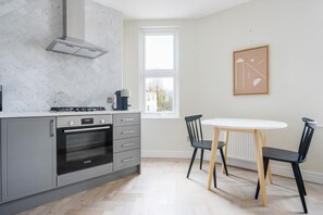 Fridge, microwave, oven, stovetop - Sleek Fulham 1BR, 6 min walk to Putney Bridge, by Blueground (London)