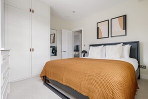 1 bedroom, iron/ironing board, WiFi, bed sheets - Sleek Fulham 1BR, 6 min walk to Putney Bridge, by Blueground (London)