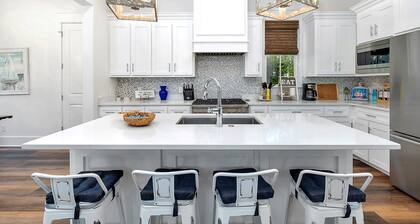 NEW Luxury Home 4 Bedrooms, 4.5 Bath Walk to Crabdaddys Brewery Shops Beach K&P