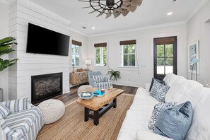 Smart TV, fireplace