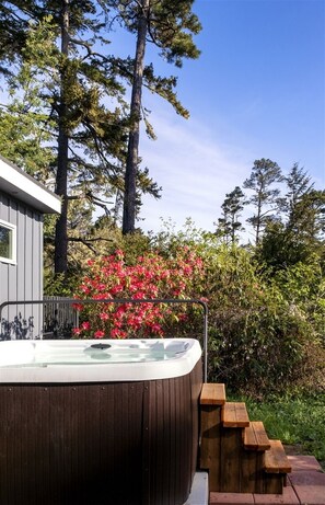 Outdoor spa tub - Coastwood is a great coastal 4 bedroom house just minutes from the beach! (Fort Bragg)