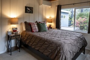 Coastwood has the master bedroom with wonderful views of nature - Coastwood is a great coastal 4 bedroom house just minutes from the beach! (Fort Bragg)