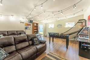 Smart TV, fireplace, video games, table football - Coastwood is a great coastal 4 bedroom house just minutes from the beach! (Fort Bragg)
