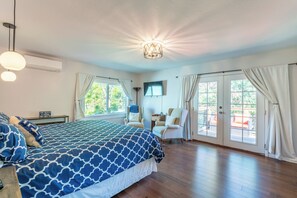 4 habitaciones, escritorio y tabla de planchar con plancha 