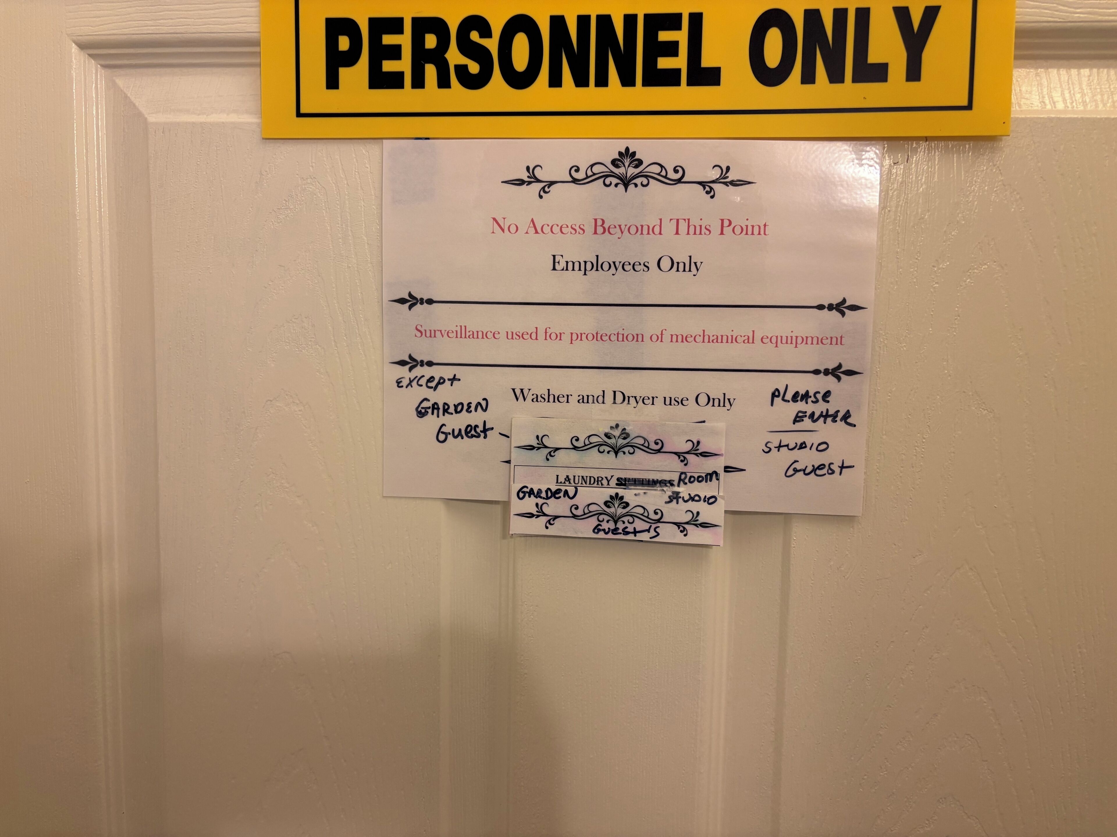 Ein Schild kennzeichnet einen Mitarbeiterbereich mit der Aufschrift 'Betreten ab hier nicht gestattet' und dem Hinweis, dass die Überwachung zum Schutz mechanischer Geräte dient.