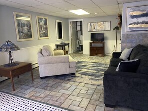 TV, fireplace