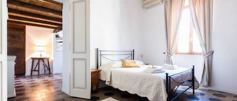 2 chambres, fer et planche à repasser, Wi-Fi, draps fournis