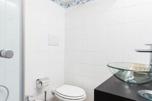 Dusche, Haartrockner, Bidet, Handtücher