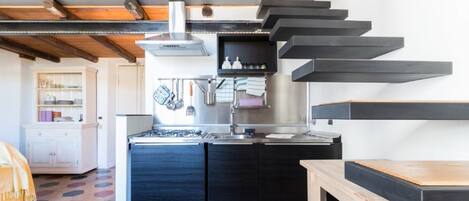 Jääkaappi, mikroaaltouuni, liesi, kahvin-/teenkeitin