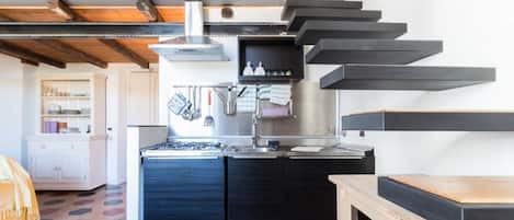 Kühlschrank, Mikrowelle, Herdplatte, Wasserkocher mit Kaffee-/Teezubehör