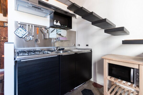Fridge, microwave, stovetop, coffee/tea maker