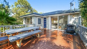 Outdoor dining - Jewel on Newell - Hear the Waves (MACMASTERS BEACH)