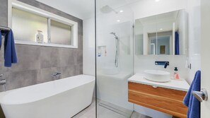 Bathtub - Jewel on Newell - Hear the Waves (MACMASTERS BEACH)