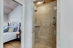 Baignoire, serviettes fournies, savon, shampoing