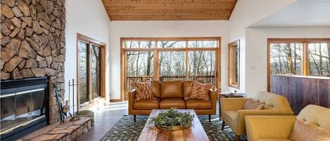 Smart TV, chimenea, mesa de ping pong, libros