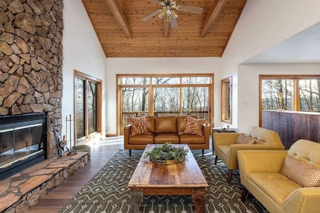 Smart TV, fireplace, ping pong, books. 4 BR cabin mins to trails & breweries pets welcome