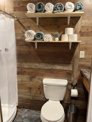 Shower, towels - The Texas Rig - Cabin on Caddo Lake (Karnack)