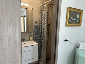 Douche, sèche-cheveux, serviettes fournies