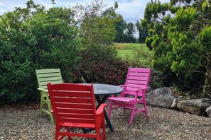 Outdoor dining - 1 Bed retreat-Sleeps 2-Secure parking-Garden (Ennis)