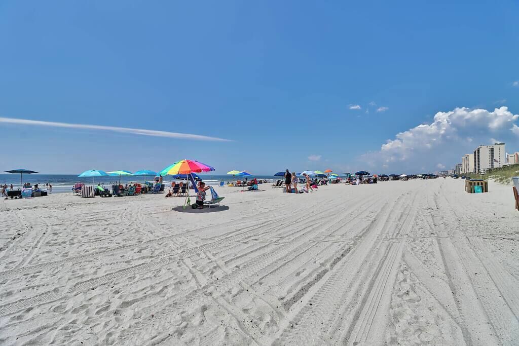 Playa en los alrededores y camastros 