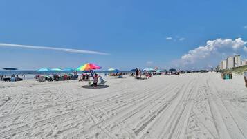 Playa en los alrededores y camastros